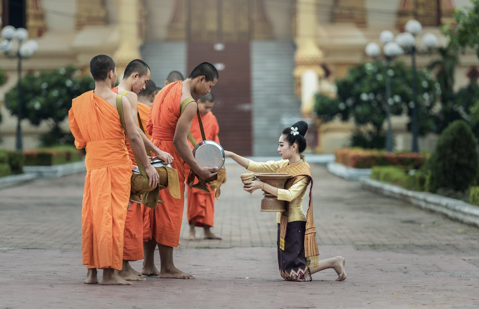 ใส่บาตร